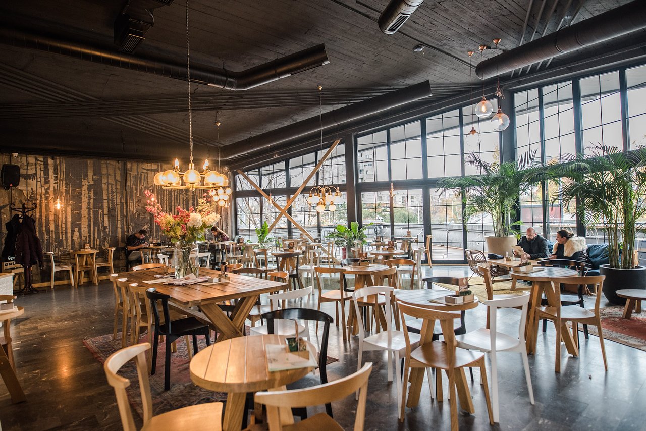 Transformasi CafeFontana Menjadi Ruang Komunitas: Tempat Berkumpulnya Kreator dan Pecinta Kopi